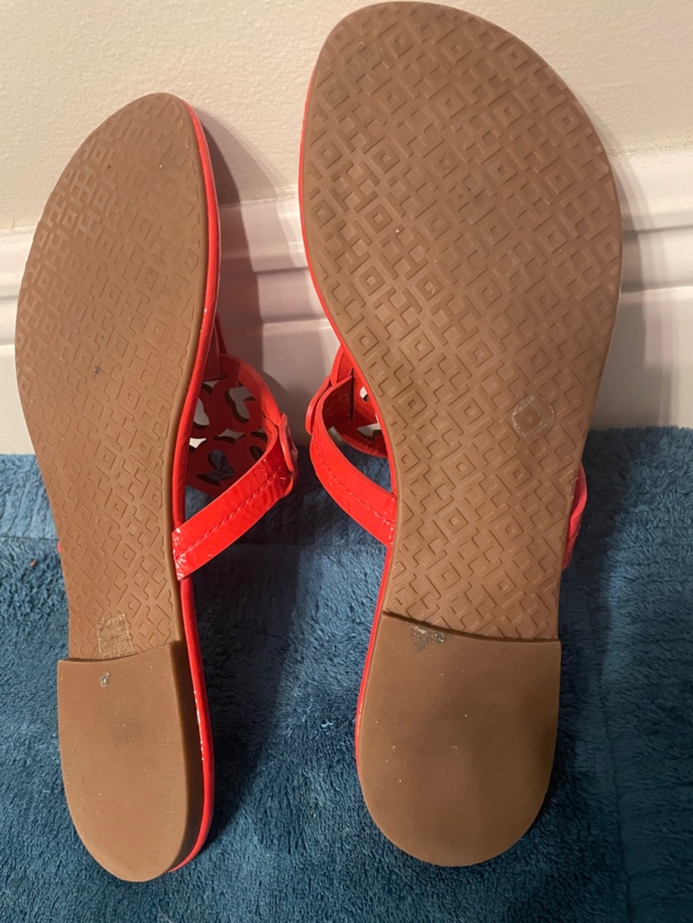 Tory Burch Bright Red Logo Cutout Thong Sandals - Picture 4 of 5